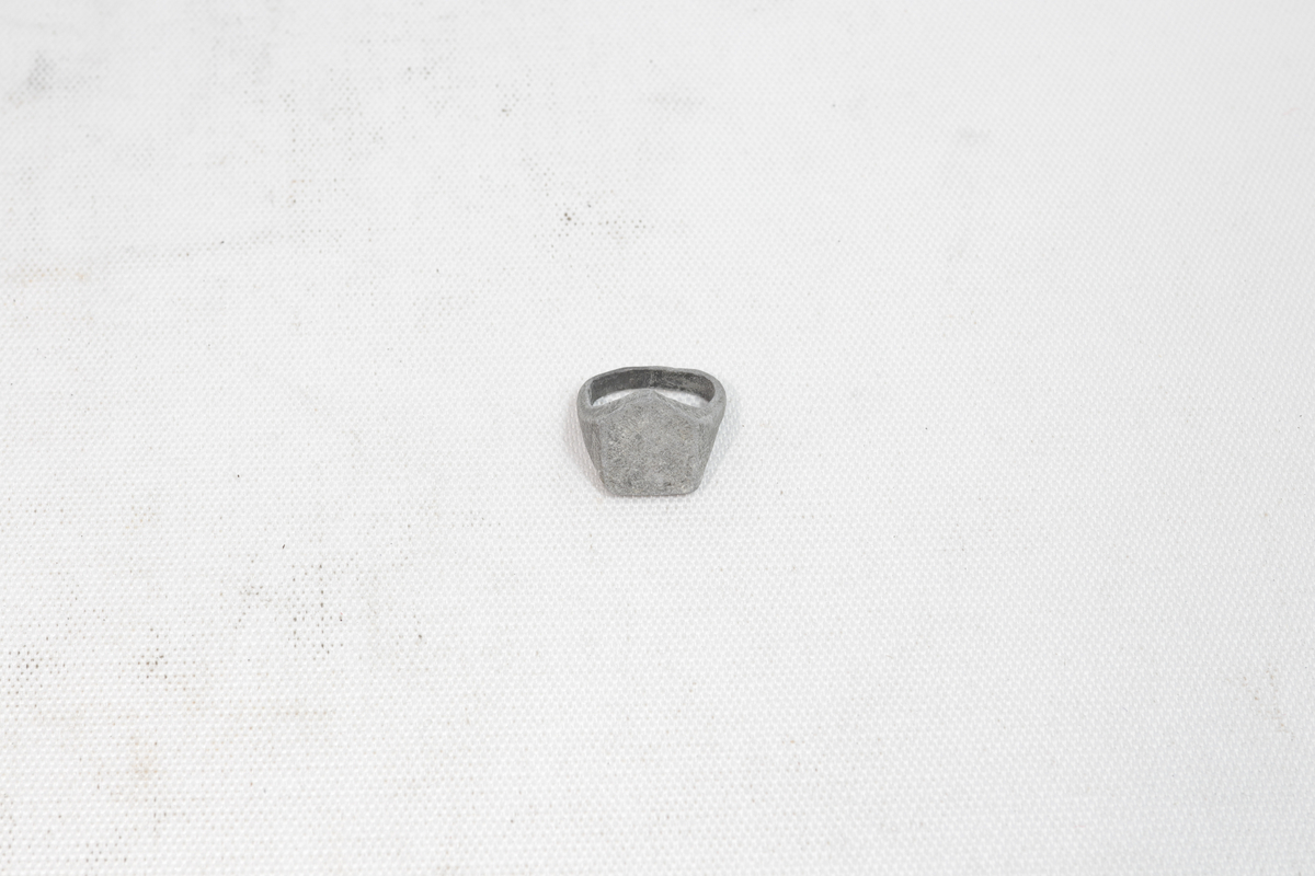 Fingerring laget av stein.