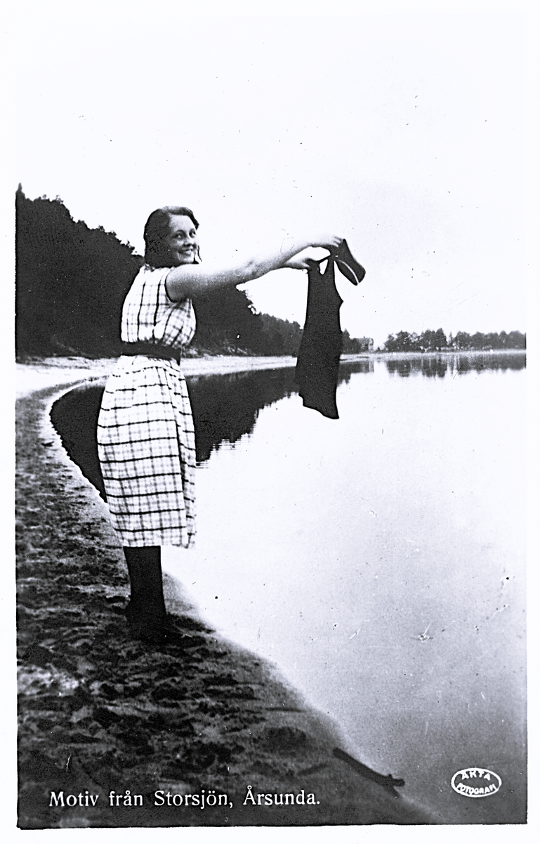 Motiv från Storsjön, Årsunda. Bildtext i album: "Faster Inga". Text baksida kort: "Kära Olof, Köp 10 kg gelantin på N.K glömde anteckna det. Hälsningar mamma. Adresserat till Herr Olof Svensson, Stockholm".