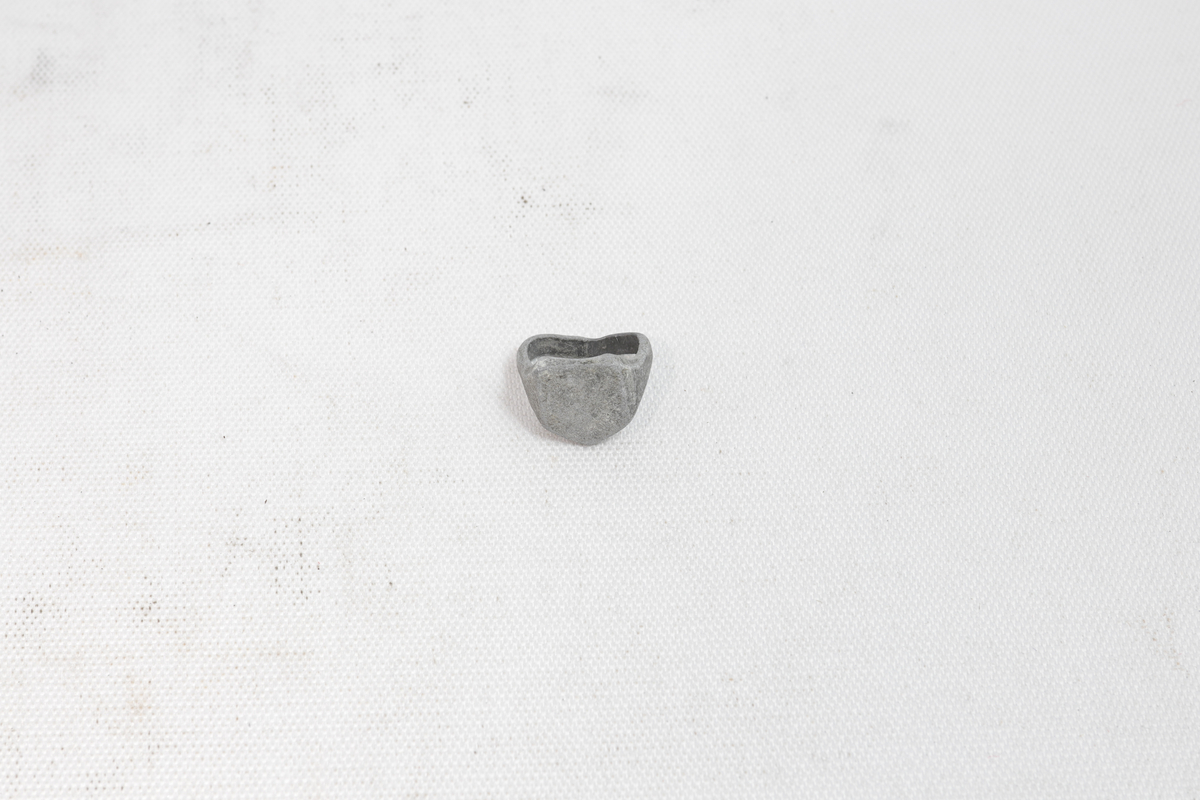 Fingerring laget av stein.