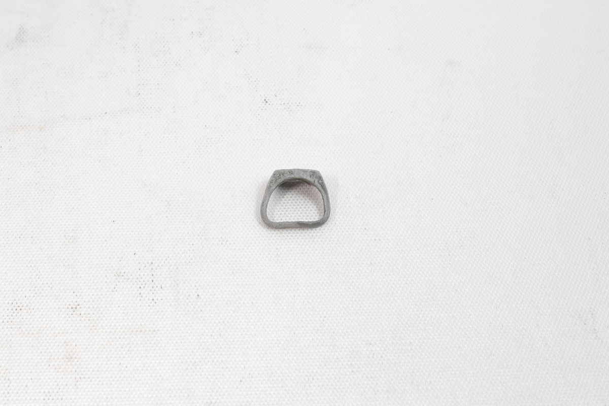 Fingerring laget av stein.