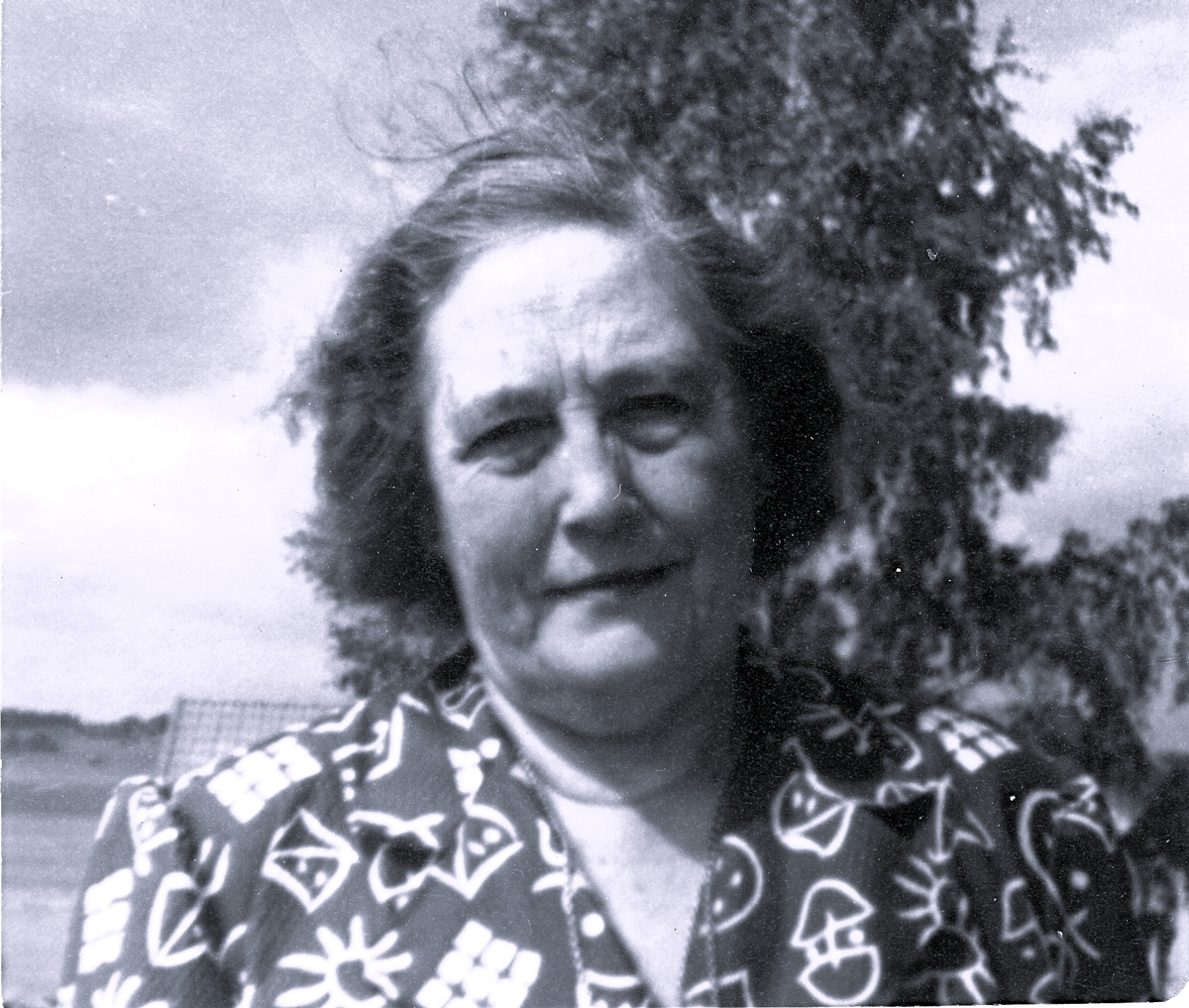 Kvinnoporträtt. Text baksida kort: "Farmor".