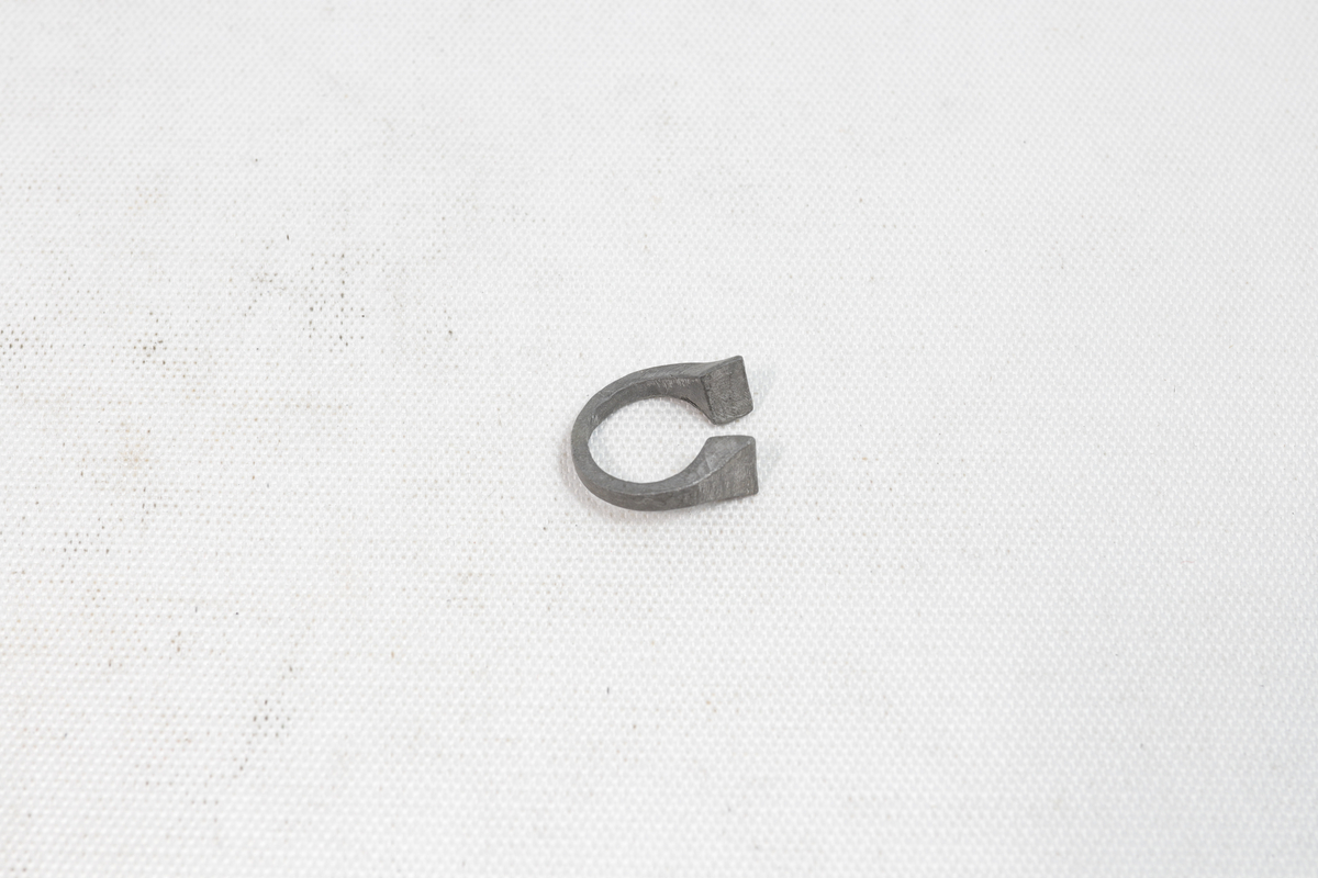Fingerring laget av stein.