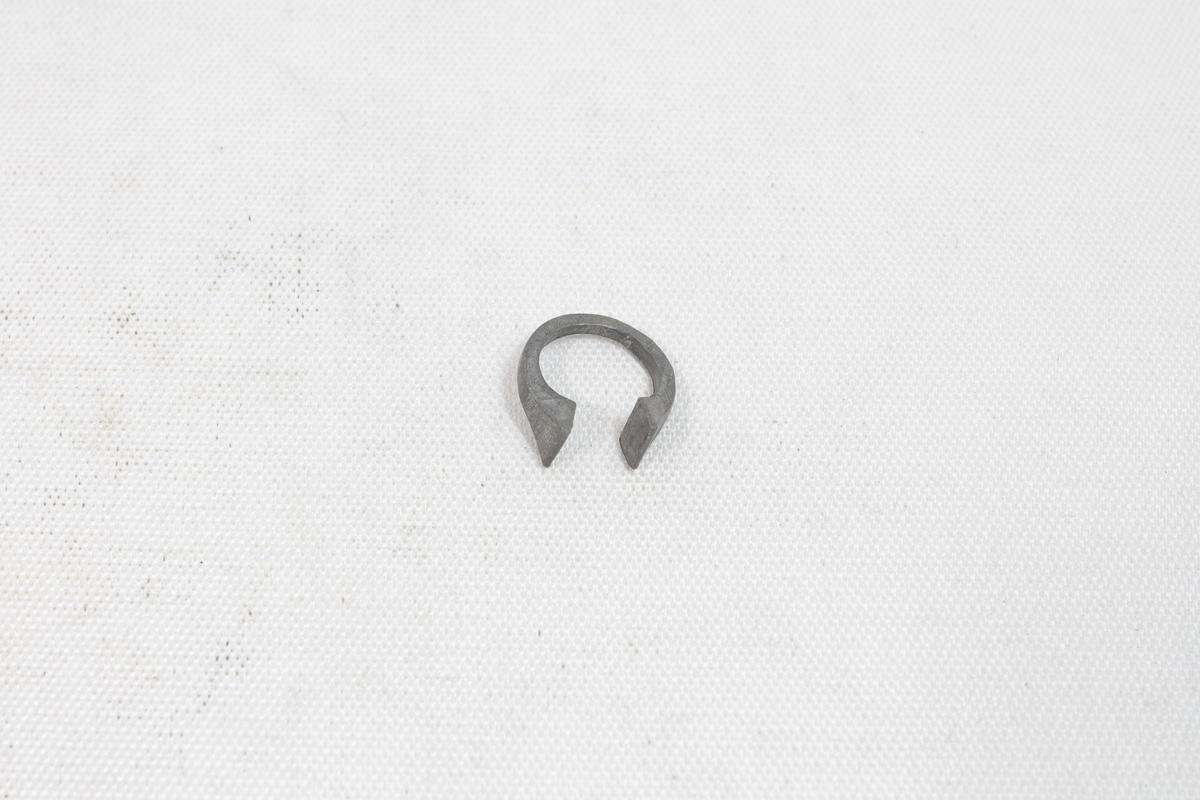 Fingerring laget av stein.