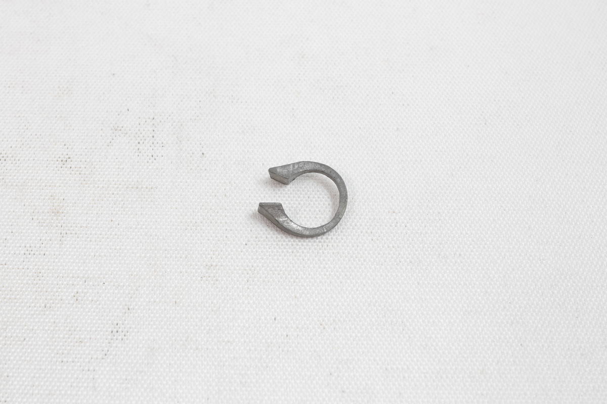 Fingerring laget av stein.