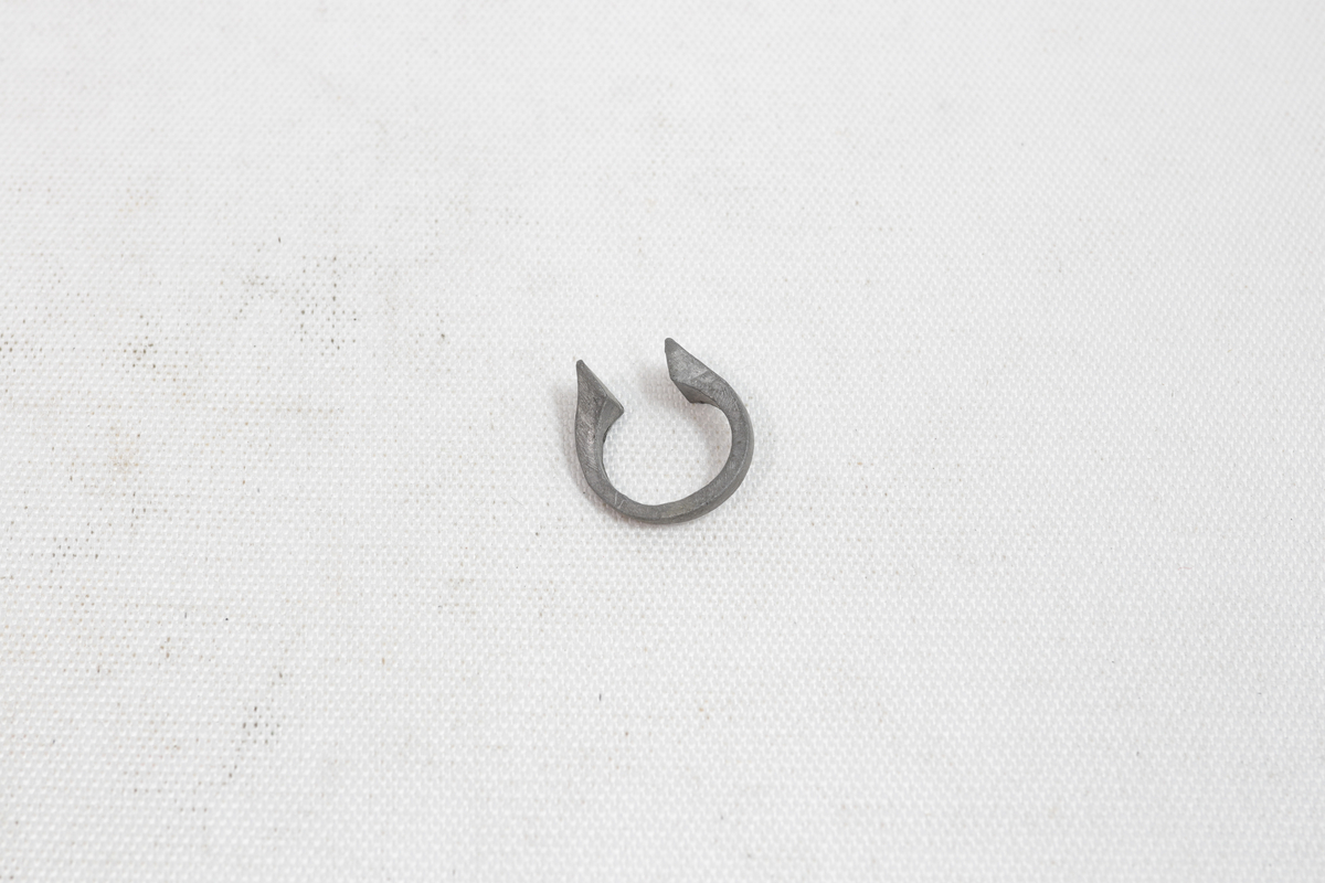 Fingerring laget av stein.