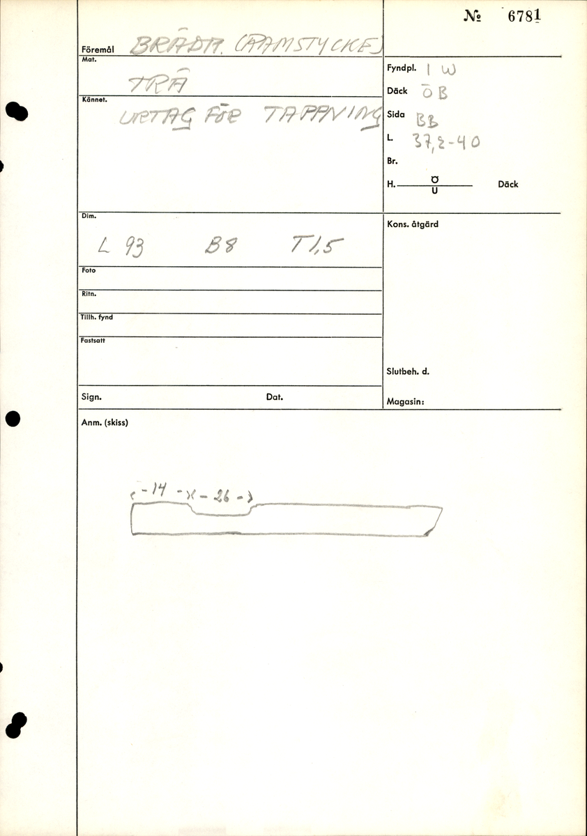Bräda med en avbruten ände och ett urtag, men bara en del av urtagets sidar finns kvar.
Mycket vittrad på alla ytor och hörn. Salthalt 0

Tillhörig information:
Bräda (ramstycke). Urtag för tappning.