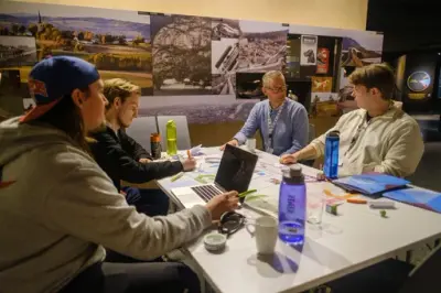 En gruppe på fire sitter og arbeider ved et bord