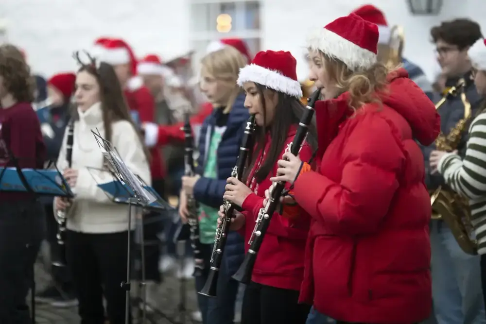 Flere ungdommer med nisseluer spiller sammen i korps.