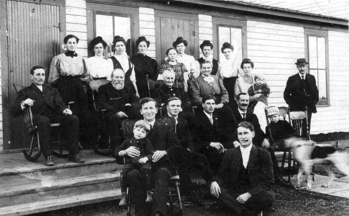 En gruppe mennesker (familie?) i flere generasjoner er oppstilt foran et hus. Fra Eastedge ca. 1908.