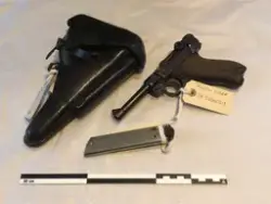 Pistol med futteral