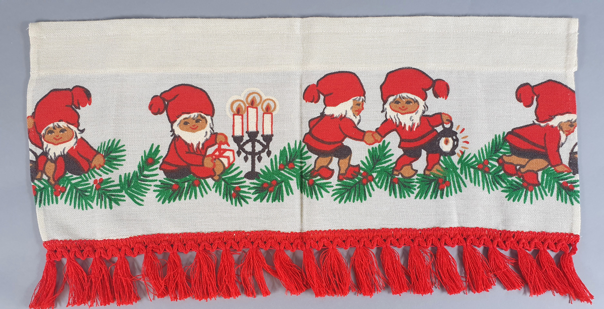 Julegardiner , dvs 2 gardinkapper med røde frynser. Julemotiv med nisser, furugrenser og julelys.