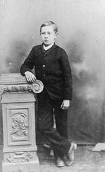 Portrett av en ukjent gutt ca. 10 år, sannsynligvis Julian Jensen.