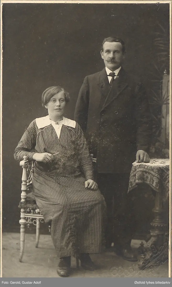 Portrett av stenhugger og sagarbeider Gustav Magnussen og kona Tekla Hansdatter Magnussen (1887-1958), Hauge vestre i Rolvsøy.