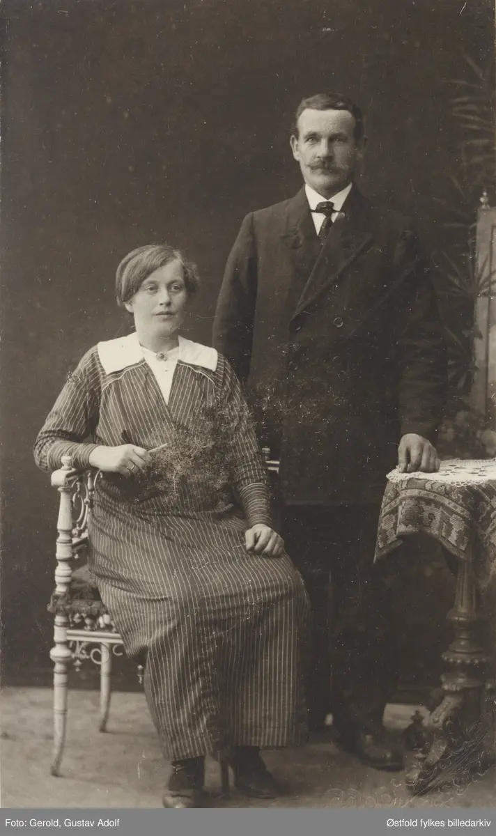 Portrett av stenhugger og sagarbeider Gustav Magnussen og kona Tekla Hansdatter Magnussen (1887-1958), Hauge vestre i Rolvsøy.