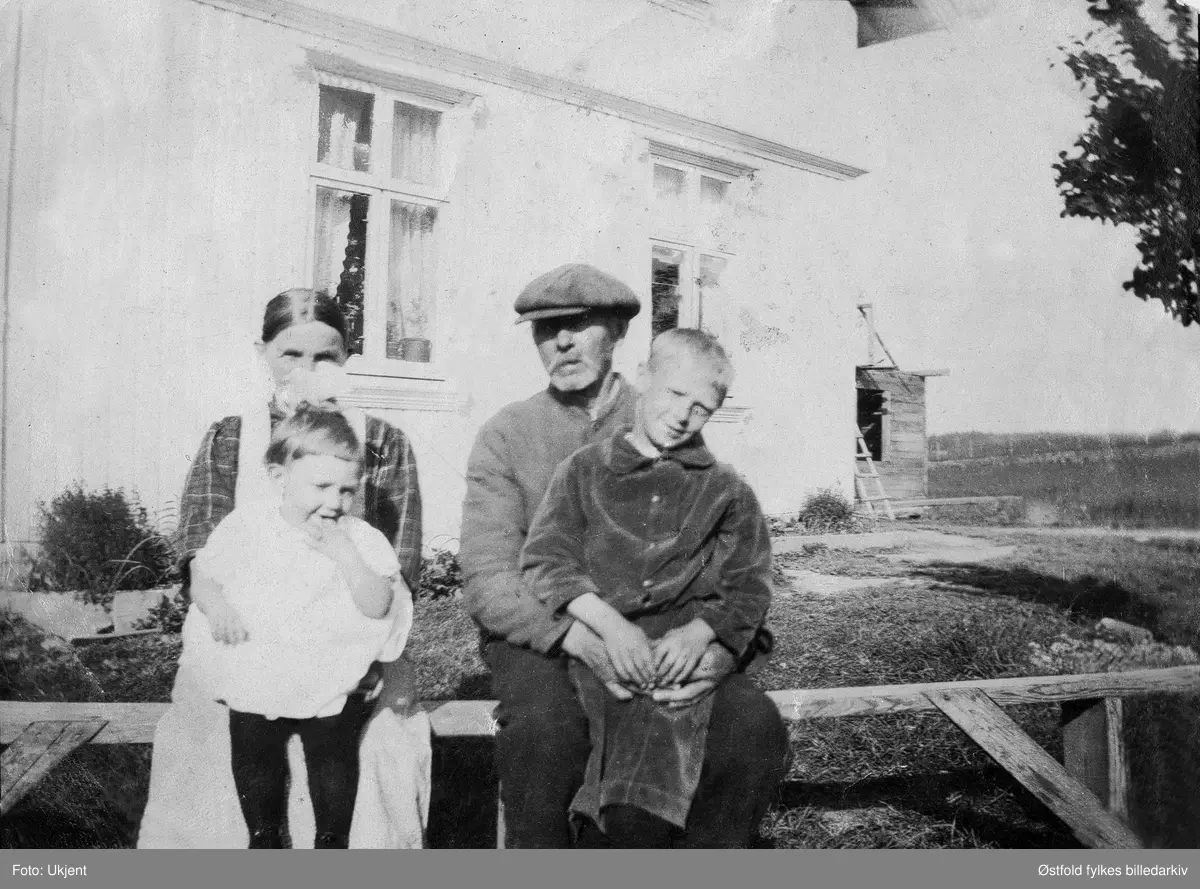 Thorolv Minge (f. 1915)  fra Tune,   foran til høyre. Han vokste opp hos sine besteforeldre på Sandtangen i Tune. Bestefaren het Theodor Rådal og kom fra Saksegård på Rolvsøy, Han var smed og stenhusgger i Visterfjellet. Antakelig er det Theodor og kona med to barnbarn.