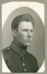 En man i uniform (m/95). 
Bröstbild, halvprofil. Ateljéfoto.