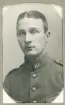 En ung man i uniform (m/23, furir). 
Bröstbild, halvprofil. Ateljéfoto.