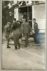 Två korpraler hjälper några tonårspojkar (volontärer?) ombord på en spårvagn, trol. vid Polacksbacken i Uppsala i slutet av 1920-talet.