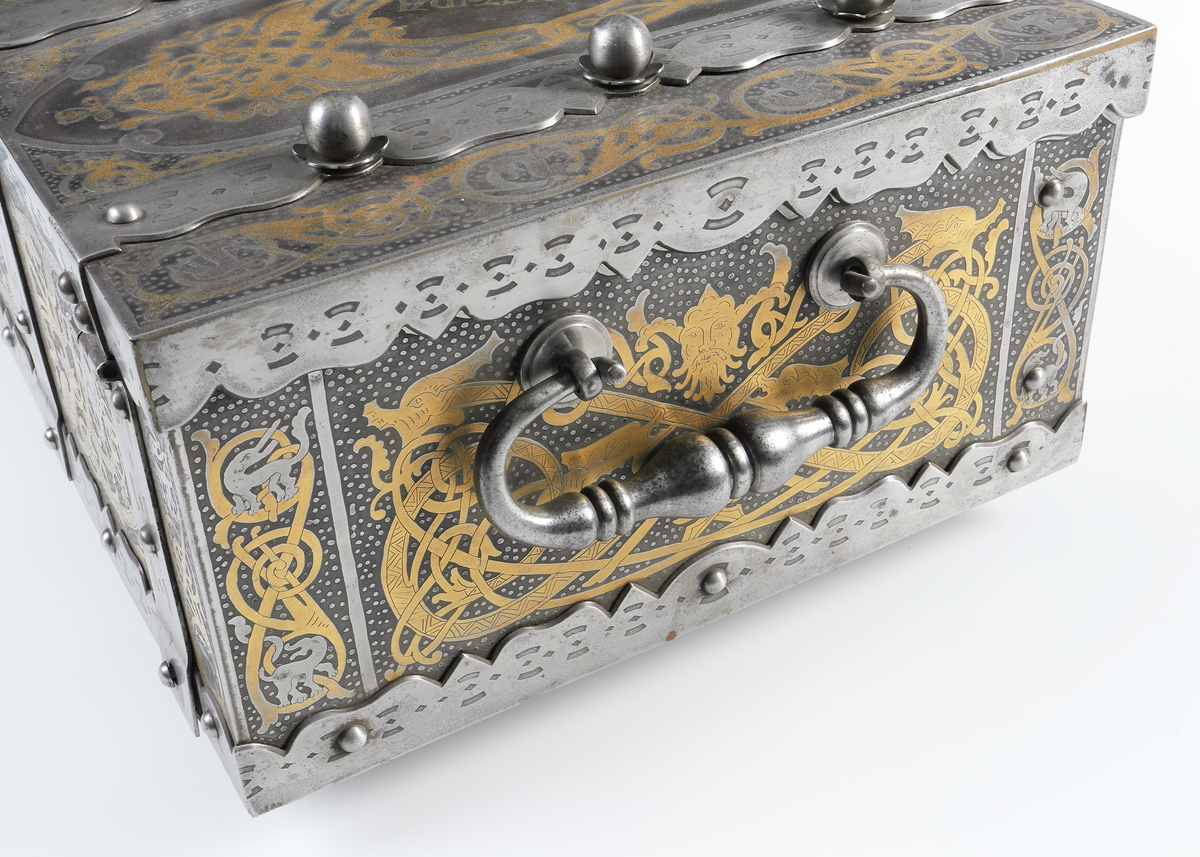 Ett dokumentskrin av stål. Locket är klätt invändigt med papp, överdraget med läder. I skrinet finns en löstagbar låda av papp, 
överdragen med läder. Skrinets sidor och lock är försedda med tre rader beslag. På lockets beslag finns i varje rad tre större kulor. 
Mittbeslaget slutar framtill i en ändknapp. På skrinet finns monogram i gul färg. På locket står mellan första och andra beslaget vänster ifrån "Christina" och mellan andra och tredje beslaget vänsterifrån "Nilsson". Skrinet är försett med fyra fötter av stål.

Inskrivet i huvudkatalogen 1953.