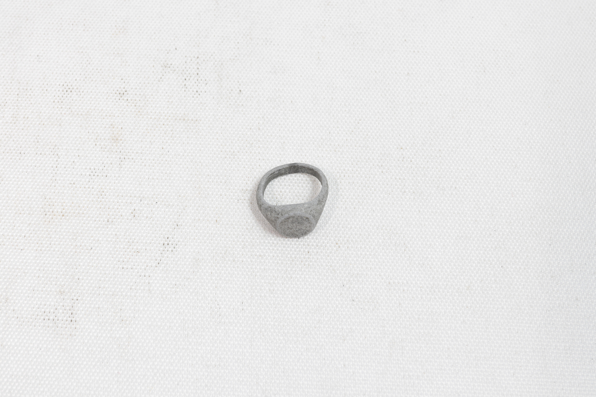 Fingerring laget av stein.