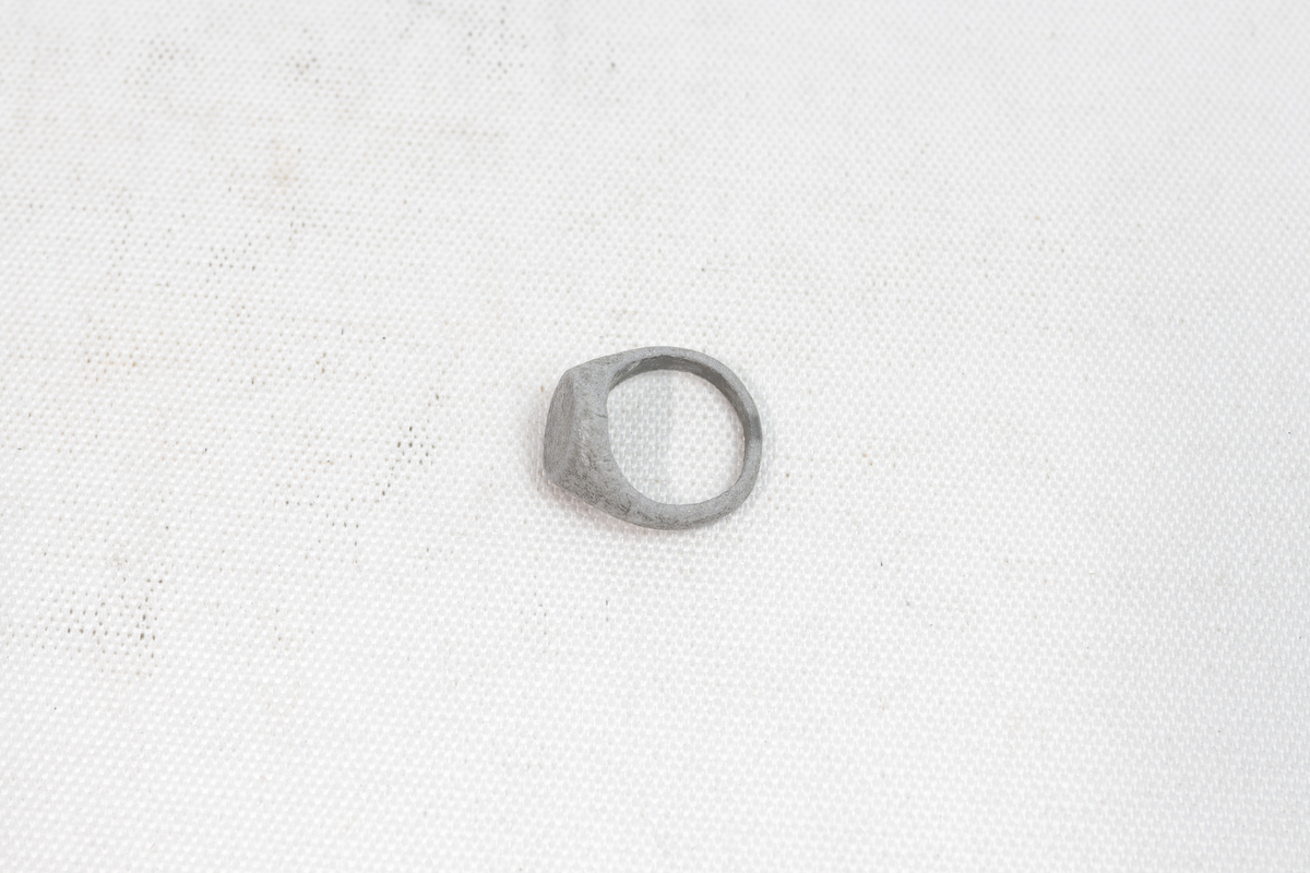 Fingerring laget av stein.