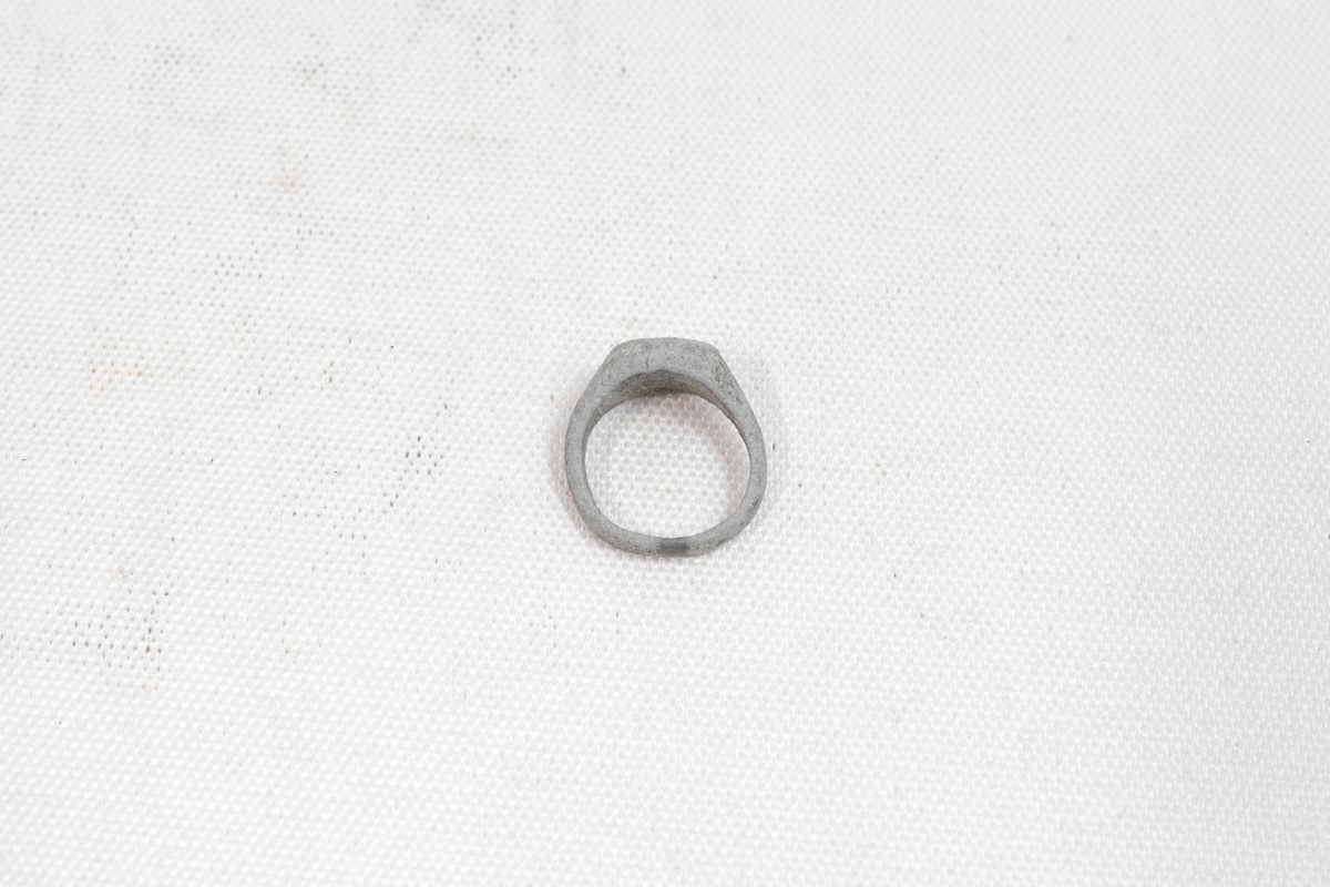 Fingerring laget av stein.