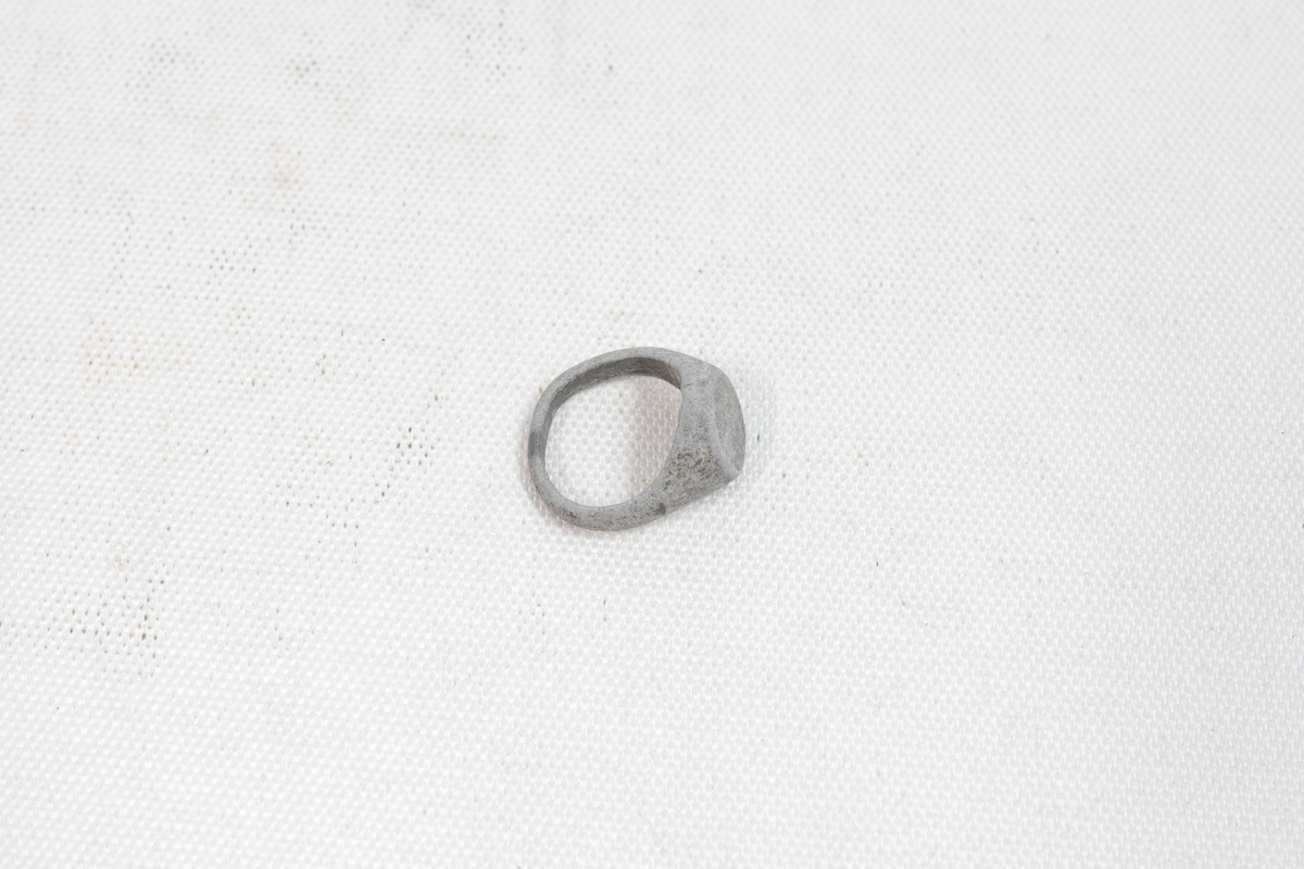 Fingerring laget av stein.