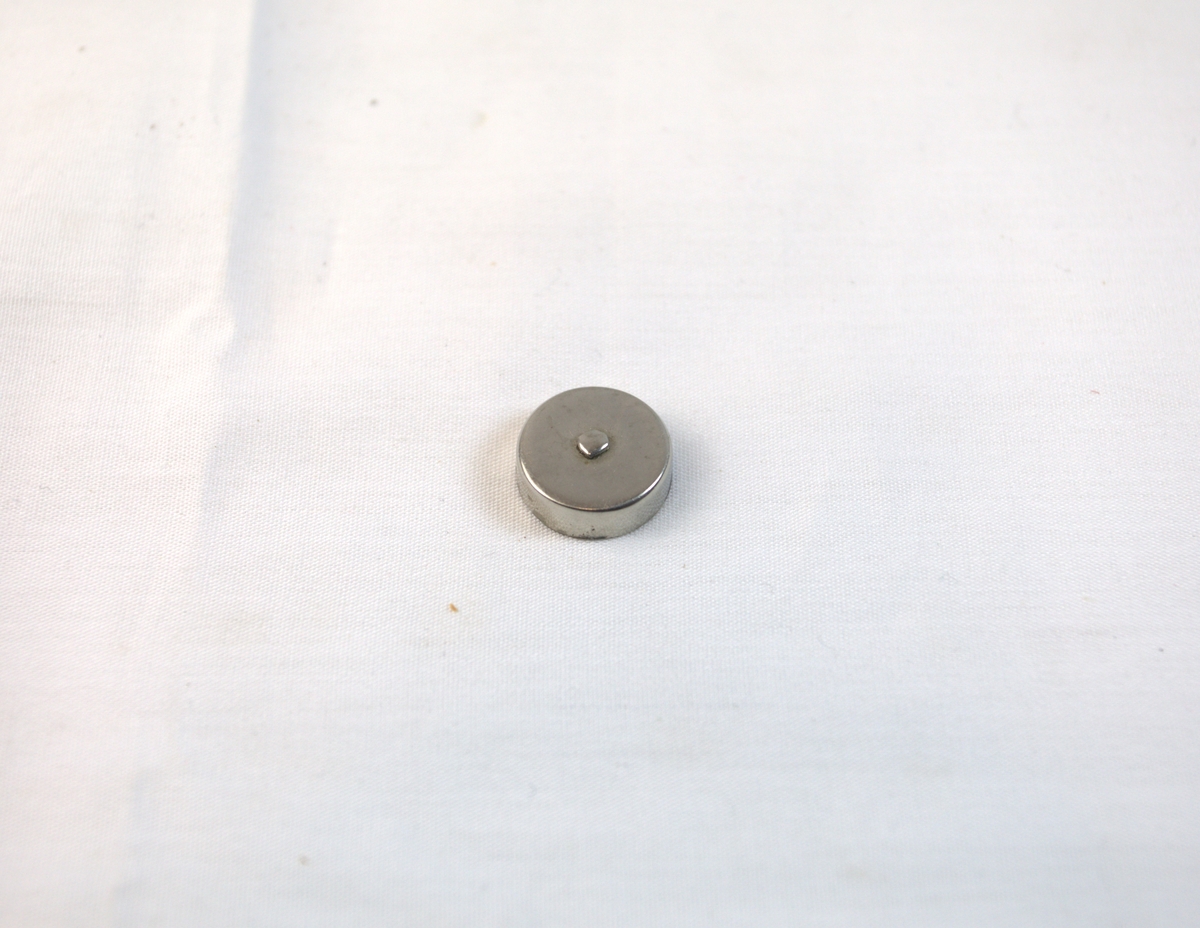 Rund og hul metallgjenstand.