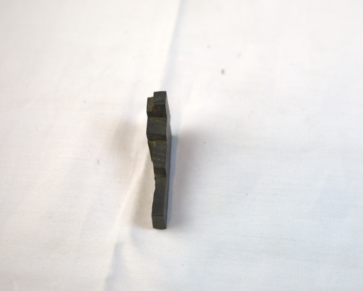 En svart, trinnformet gjenstand.