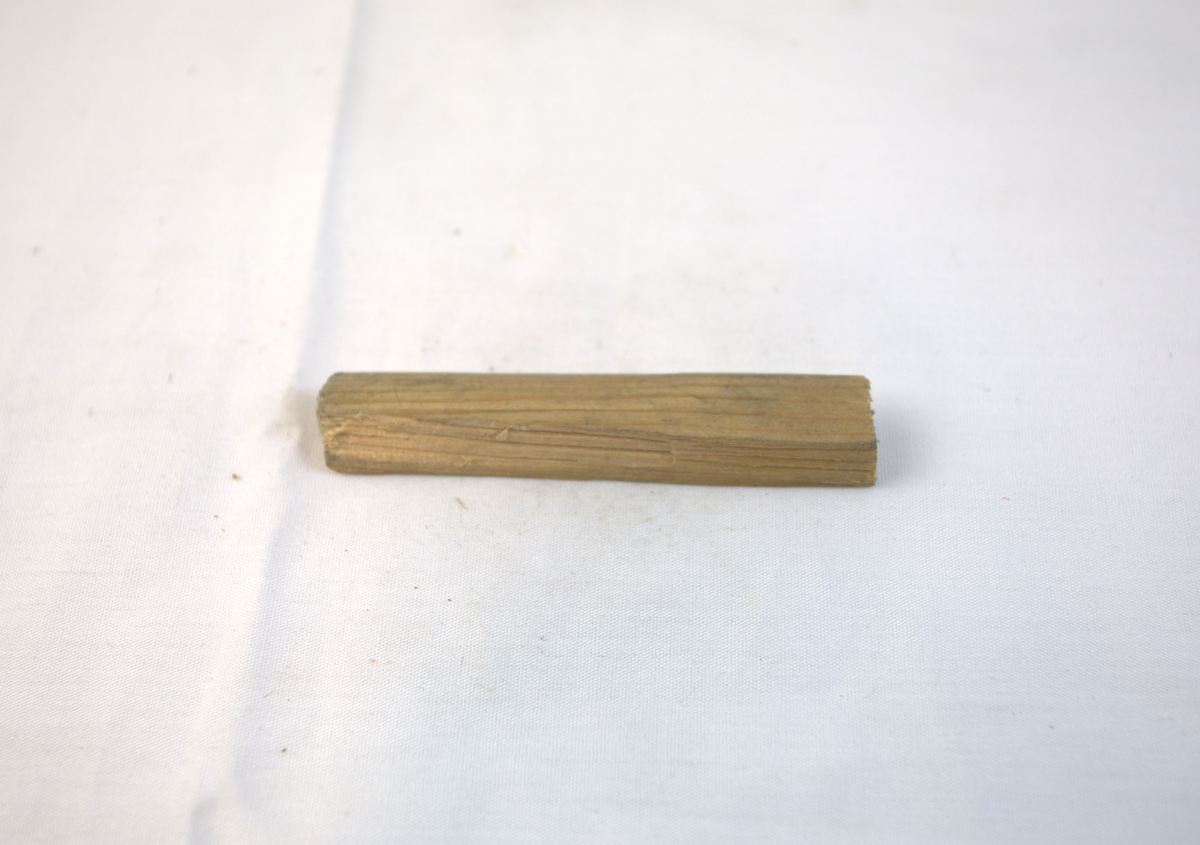 Bit med tre fra gullsmedvirksomhet. 