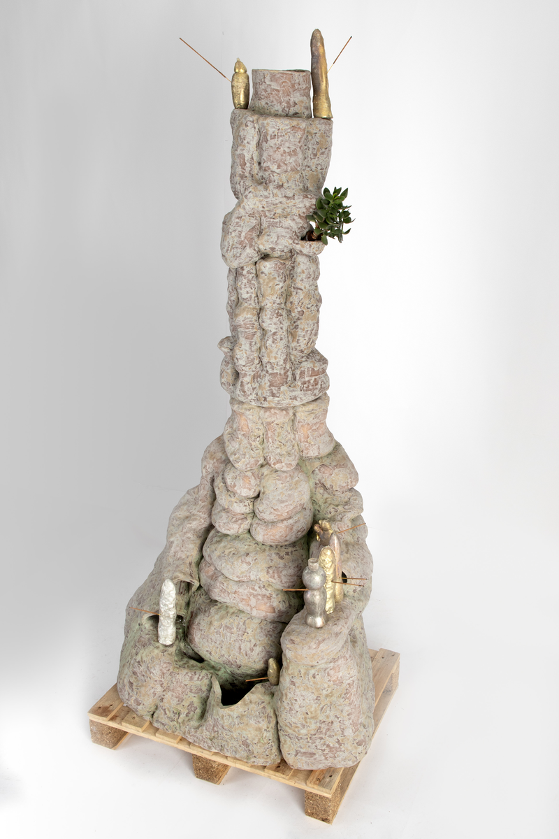 Gulvkrukke (med hagepeis, røkelsesholdere og gjørmefestninger) [Skulptur]