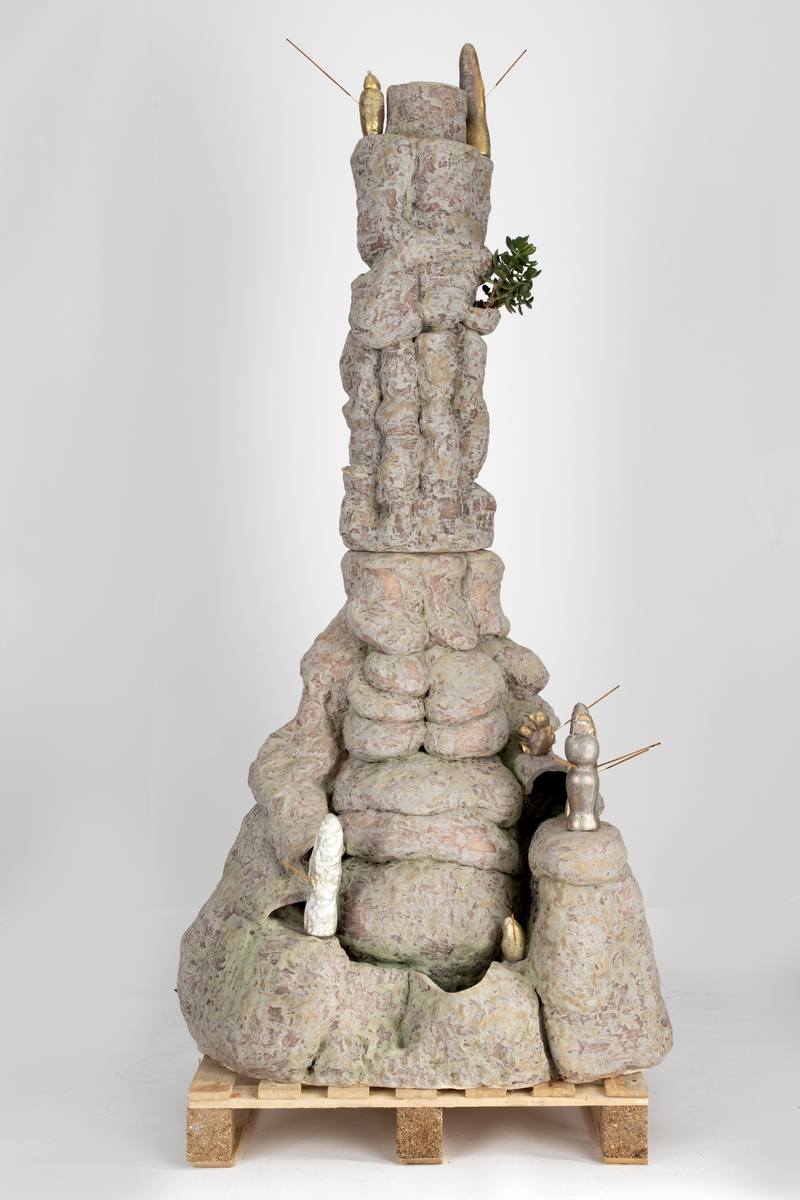 Gulvkrukke (med hagepeis, røkelsesholdere og gjørmefestninger) [Skulptur]