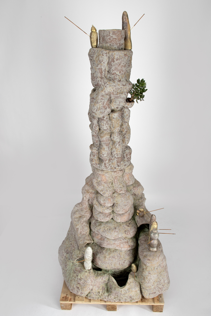 Gulvkrukke (med hagepeis, røkelsesholdere og gjørmefestninger) [Skulptur]