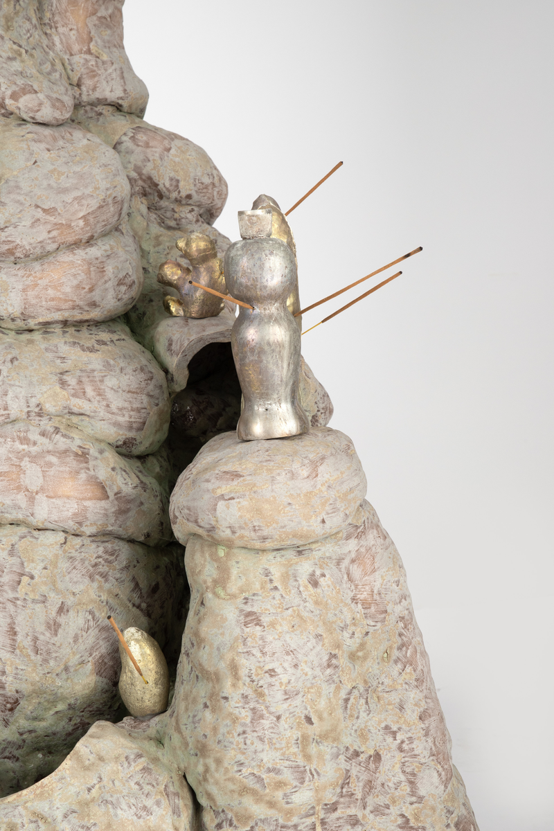 Gulvkrukke (med hagepeis, røkelsesholdere og gjørmefestninger) [Skulptur]