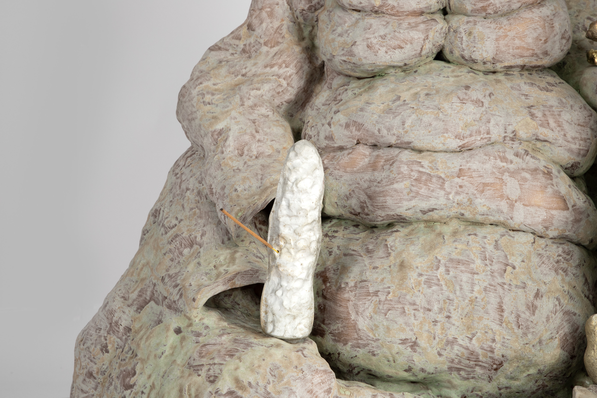 Gulvkrukke (med hagepeis, røkelsesholdere og gjørmefestninger) [Skulptur]