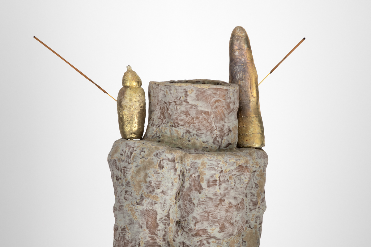 Gulvkrukke (med hagepeis, røkelsesholdere og gjørmefestninger) [Skulptur]