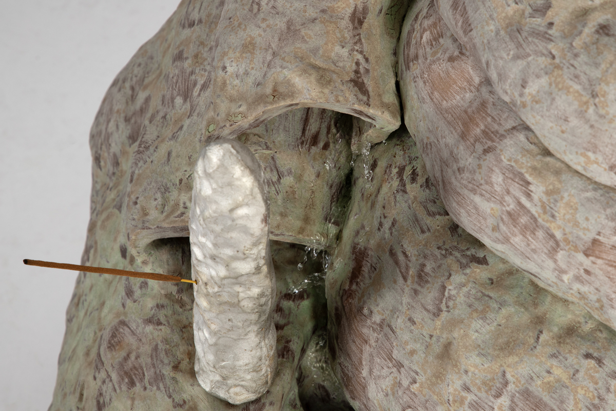 Gulvkrukke (med hagepeis, røkelsesholdere og gjørmefestninger) [Skulptur]
