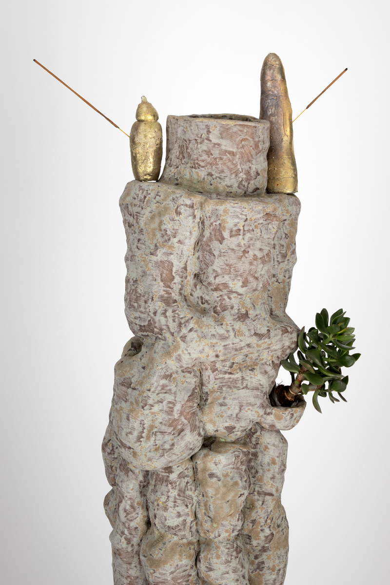Gulvkrukke (med hagepeis, røkelsesholdere og gjørmefestninger) [Skulptur]