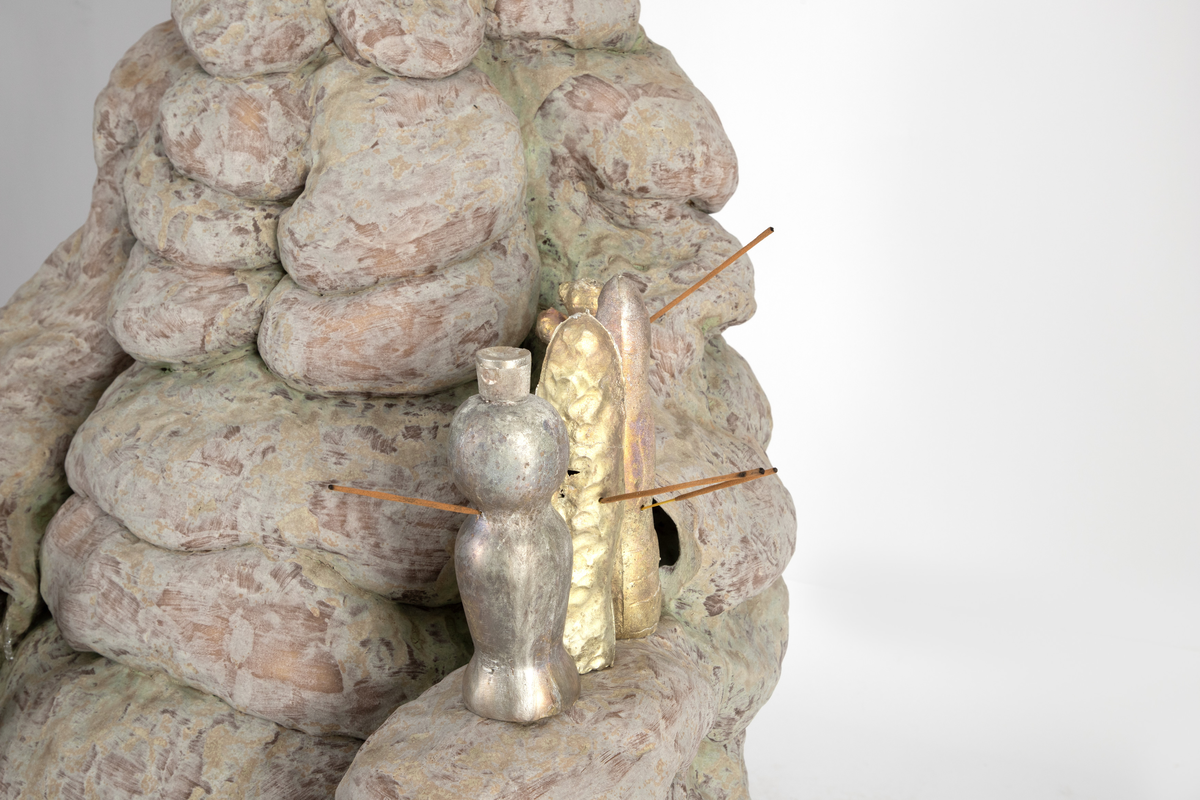 Gulvkrukke (med hagepeis, røkelsesholdere og gjørmefestninger) [Skulptur]