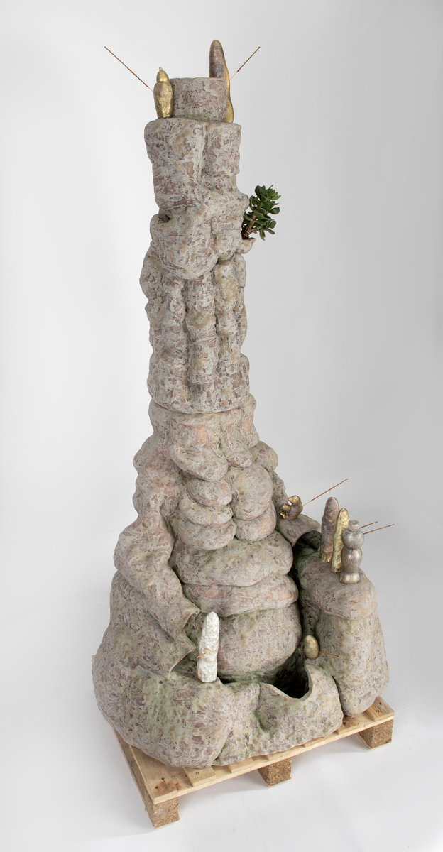 Gulvkrukke (med hagepeis, røkelsesholdere og gjørmefestninger) [Skulptur]