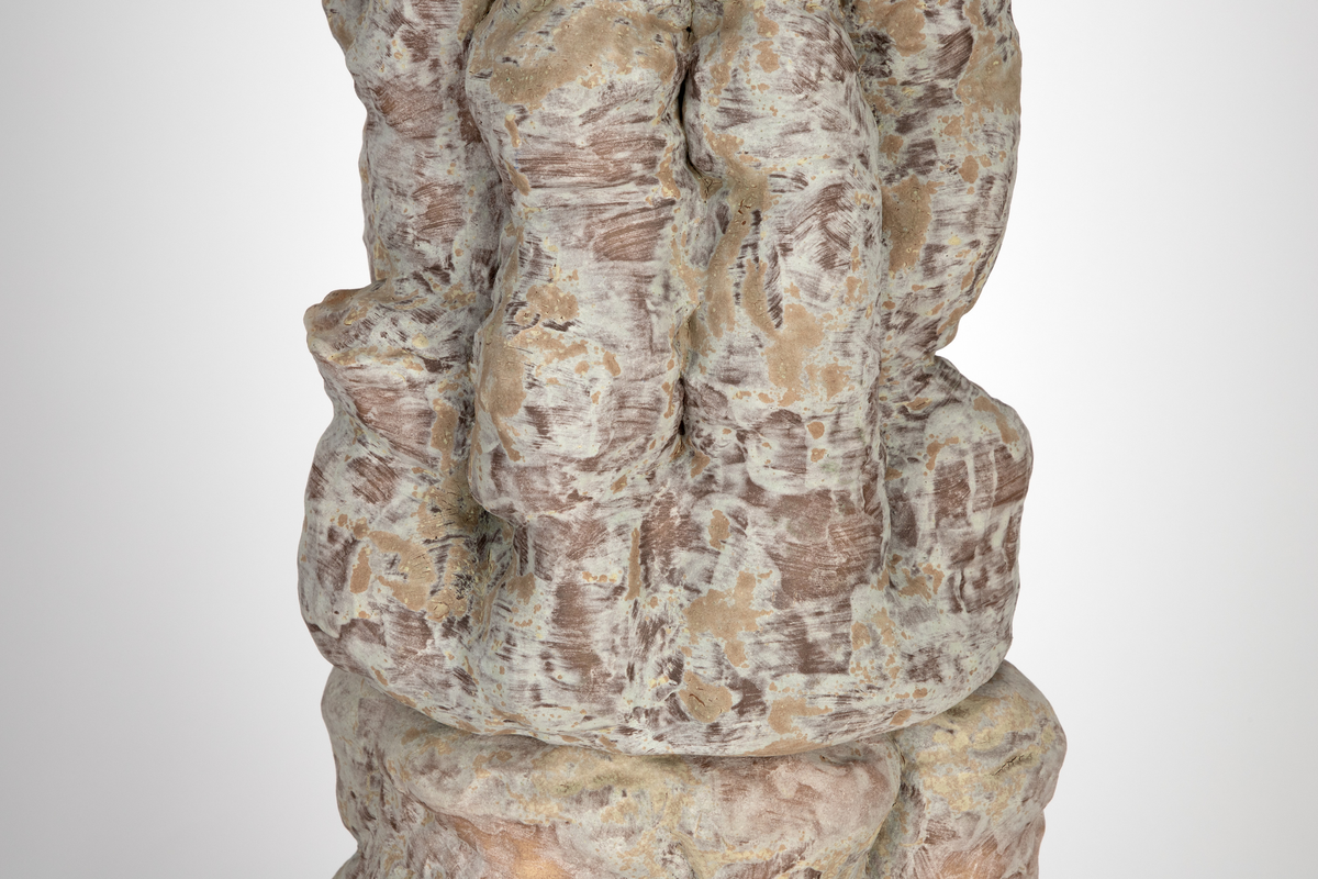 Gulvkrukke (med hagepeis, røkelsesholdere og gjørmefestninger) [Skulptur]
