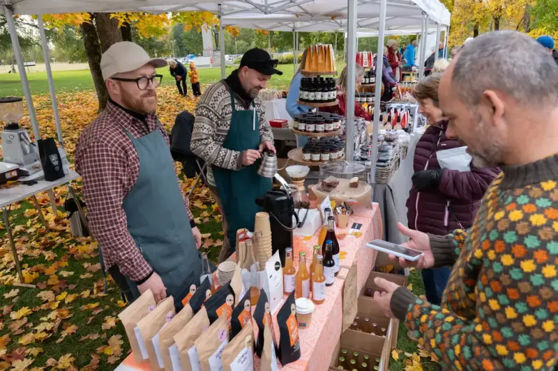En mann handler fra en bod på høstmarkedet på Eidsvoll 1814. 