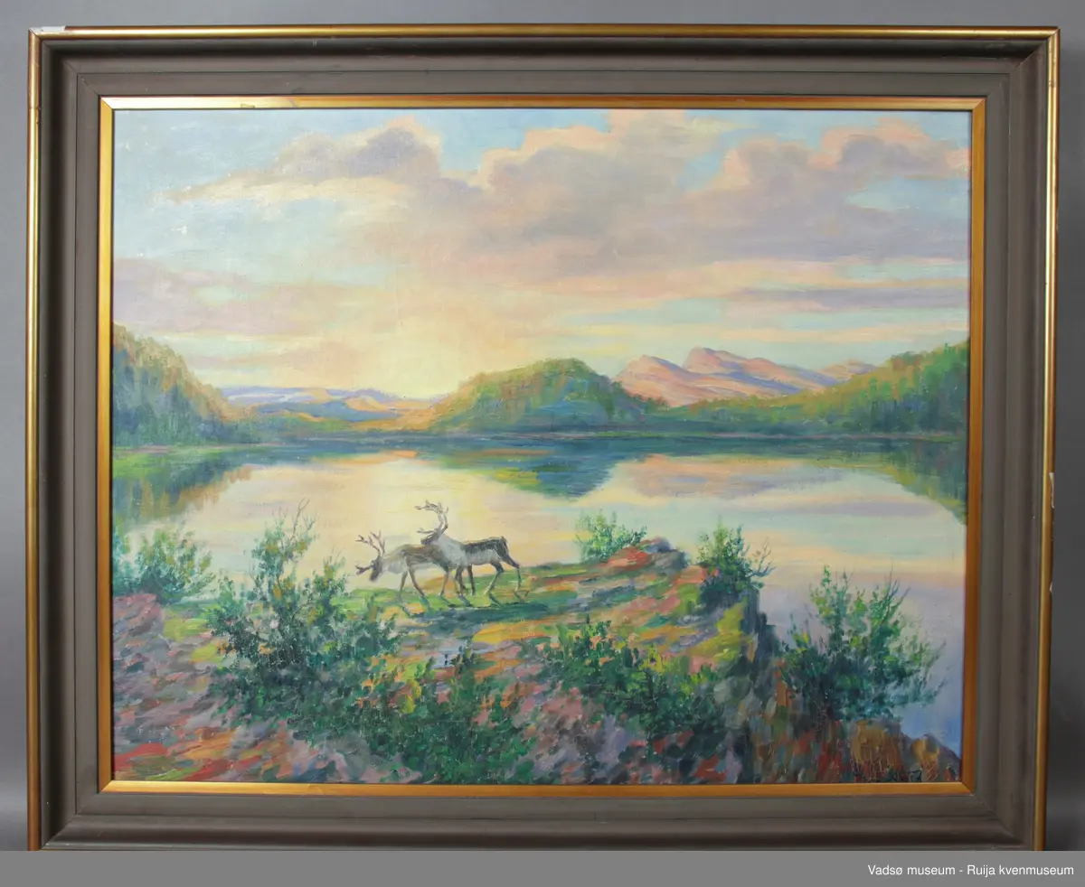 Olje på lerret. Rift i venstre rammehjørne. Uvisst dato, men signaturen går under rammen. Noen krakeleringer i maleriet, særlig nedre høyre hjørne