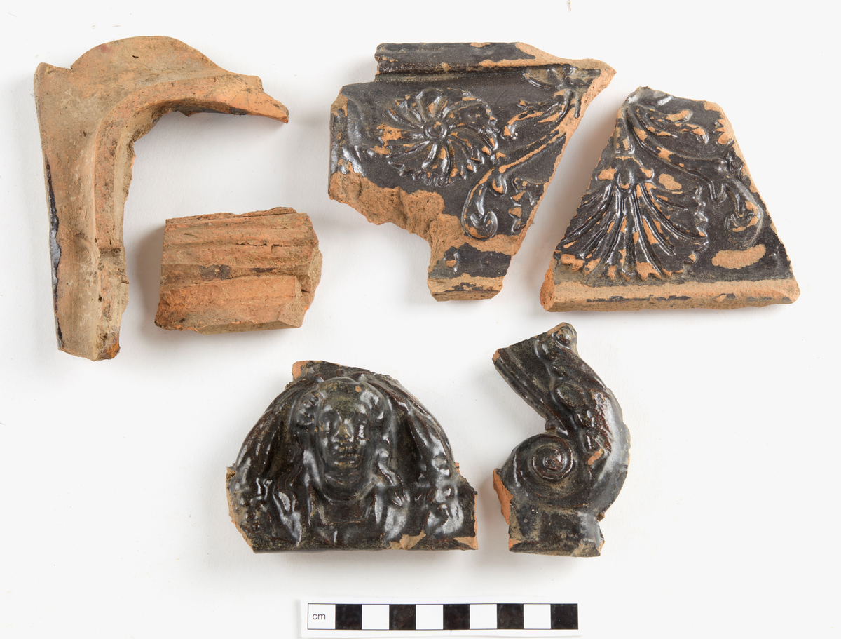 Reliefmönstrat med växtdekor samt människofigur, svartglaserat.