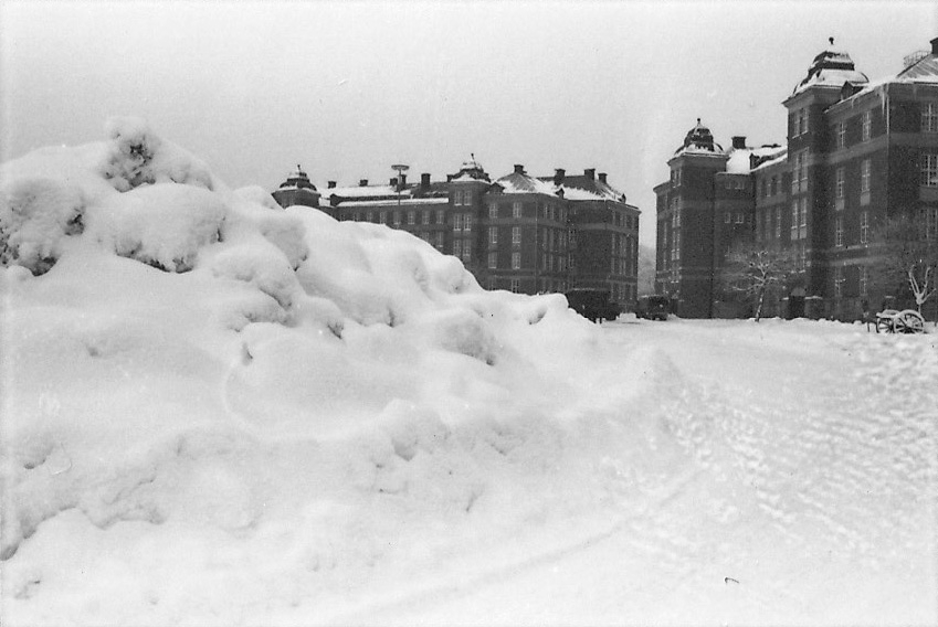 P 4 kaserngård snövintern 1976/77.