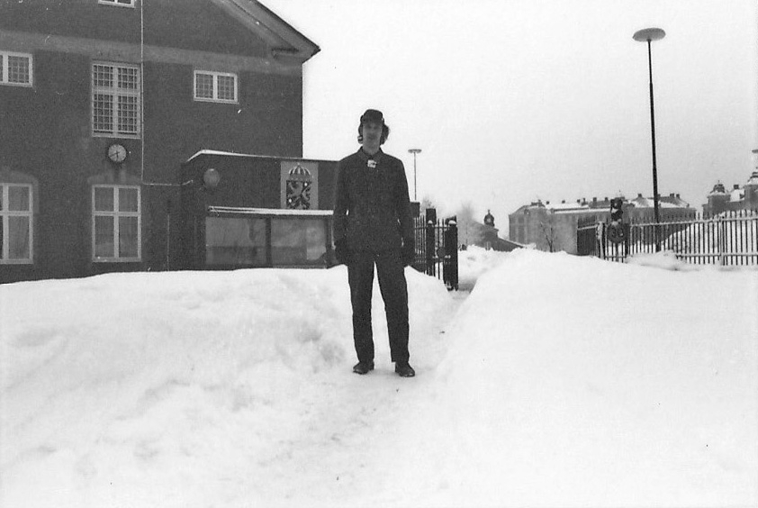 P 4 kaserngård snövintern 1976/77. Soldat utanför kasernvakten.