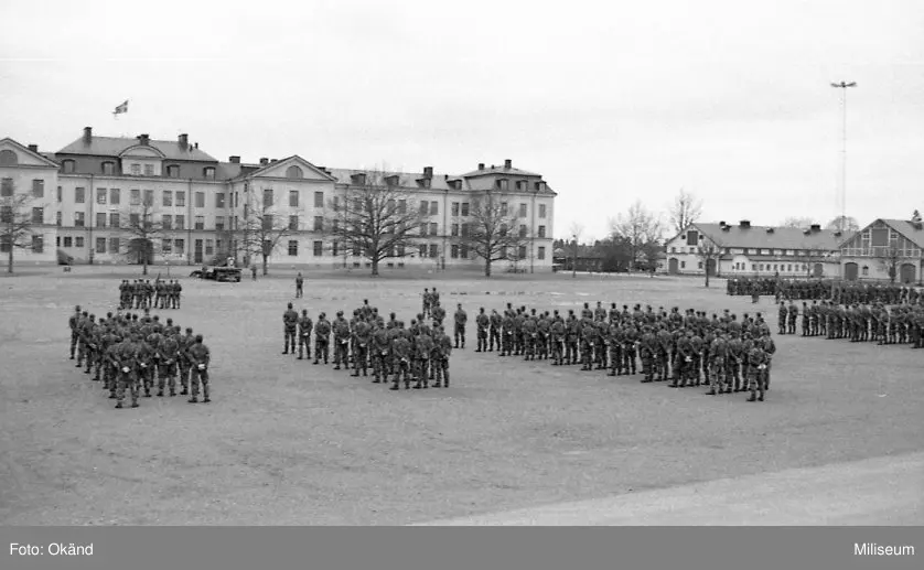 Uppställning på kaserngården. Militärbefälhavaren Owe Wictorin håller tal.