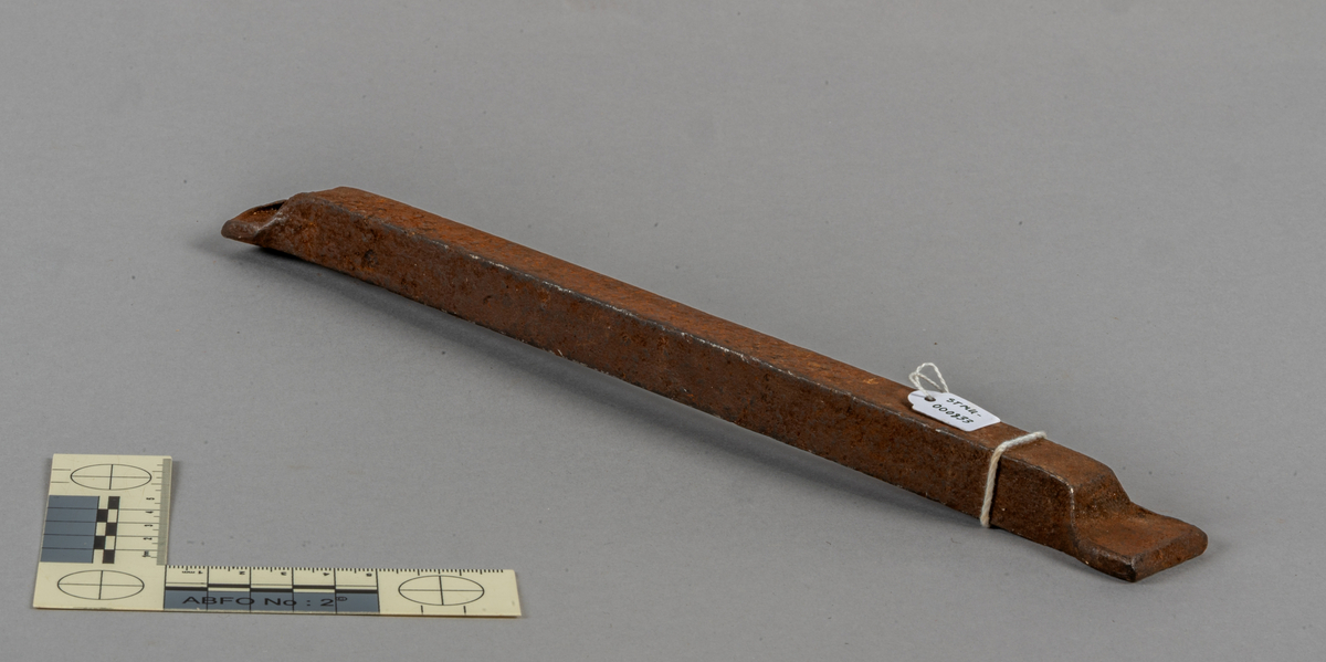 Jernstang. 4-sidet. Begge ender er flatformet og litt bredere enn stangen. Tverre ender. 