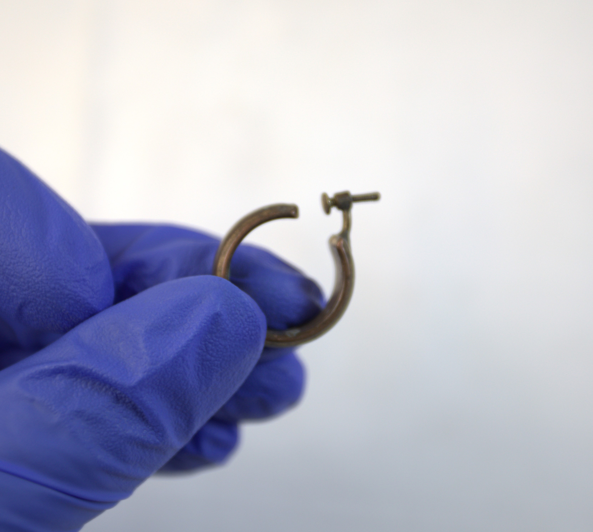 En ørering i gyllent metall.