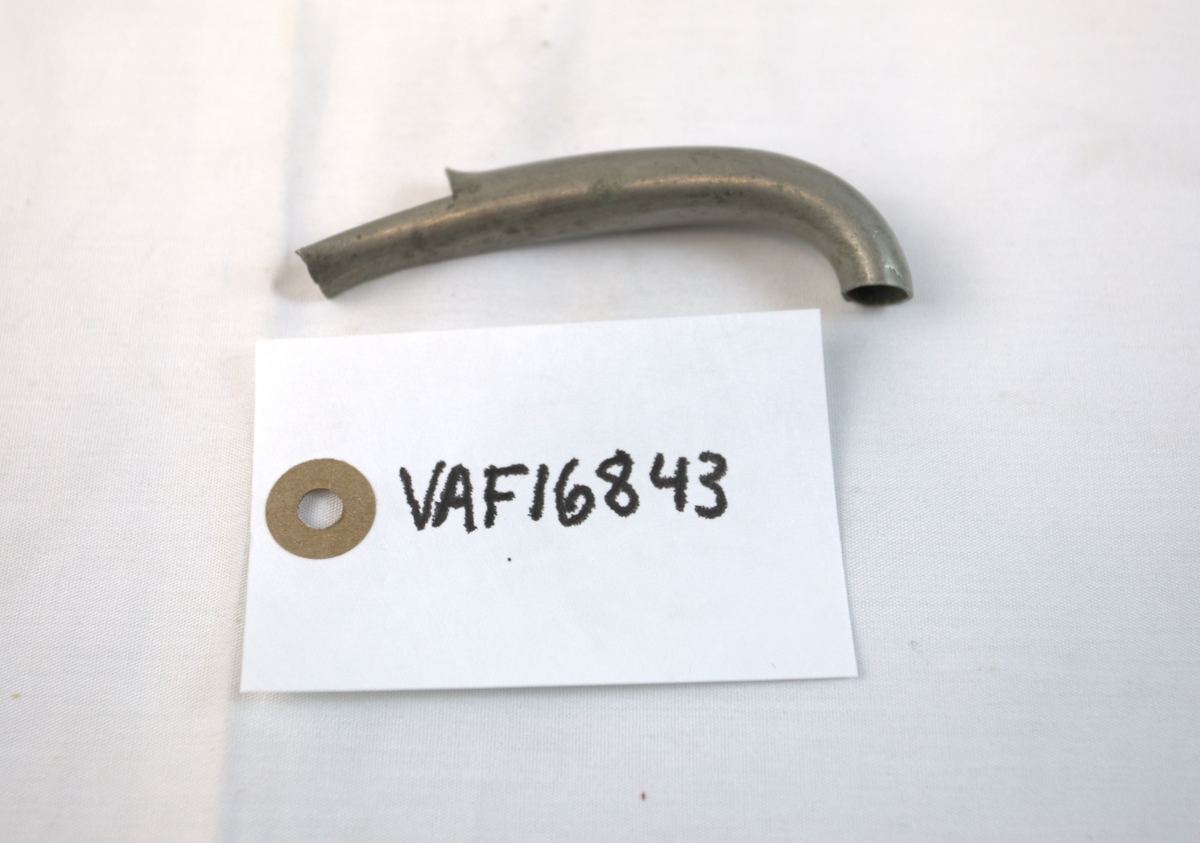 Metallrør som er buet og klippet med tre hakk i den ene enden.